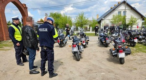 policjanci i motocykliści