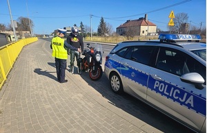 policjanci i motocykliści