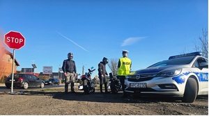 policjanci i motocykliści