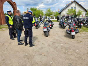 policjanci i motocykliści