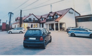 Mercedes pijanego kierowcy stoi przed restauracja a obok radiowóz