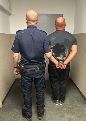policjant i mężczyzna