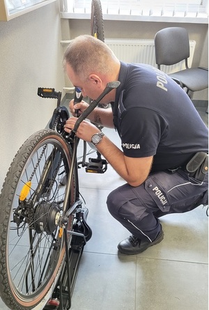 policjanci oznakowują rowery