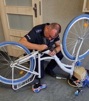 policjanci oznakowują rowery