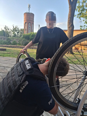 policjanci oznakowują rowery