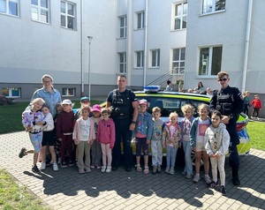 policjanci i przedszkolacy