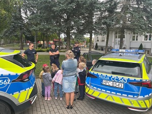 policjanci i przedszkolacy