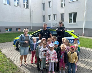 policjanci i przedszkolacy