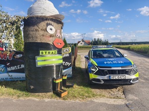 policjant i radiowóz