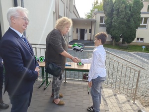 dzieci i wręczenie kasków
