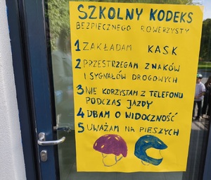 dzieci i wręczenie kasków