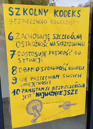 dzieci i wręczenie kasków