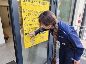 dzieci i wręczenie kasków