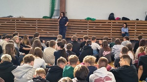 policjantka i uczniowie